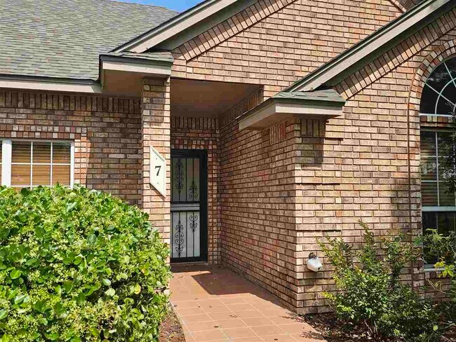 Building Photo - 7 Forest Ln
