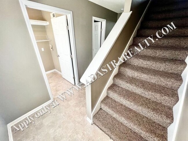 Building Photo - Spacious Shawnee Townhome 3 Bed/3 Bath-Com...