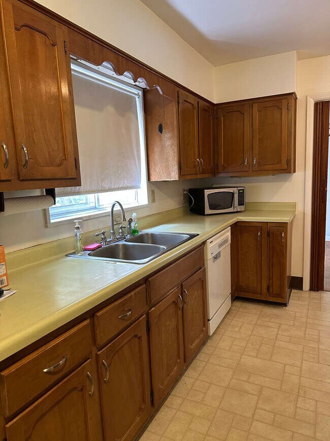 Building Photo - 5162 Meadowcrest Cir