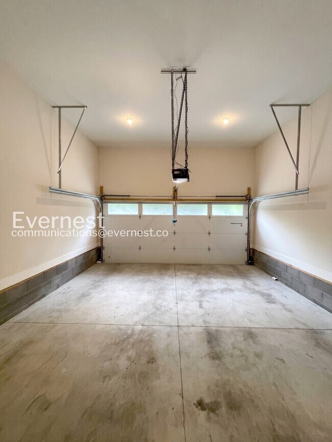 Building Photo - 4 Bed/2.5 Bath Town Home with Garage / Pet-Friendly / Available Now!