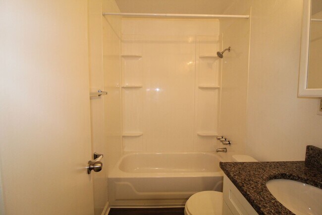 Building Photo - 3 Bedroom 1 Bath Home In Prairie Village