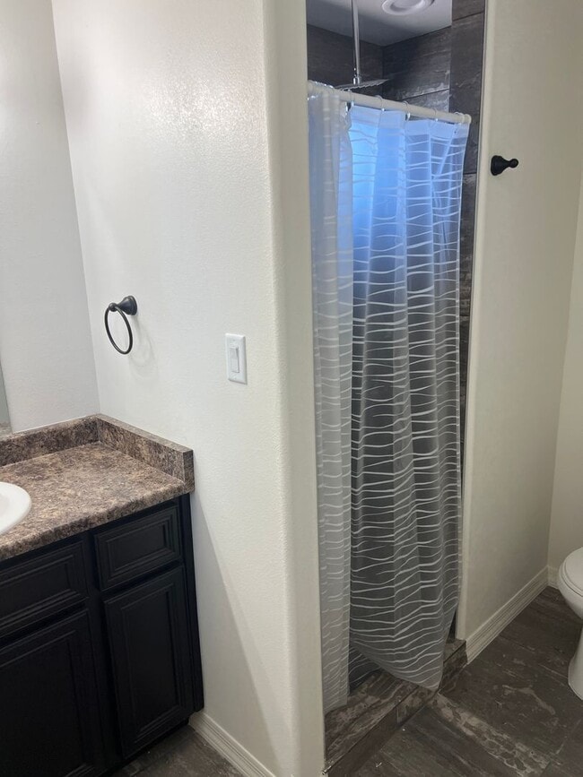 Building Photo - 3 Bedroom 2 Bath Home with fencing in San ...