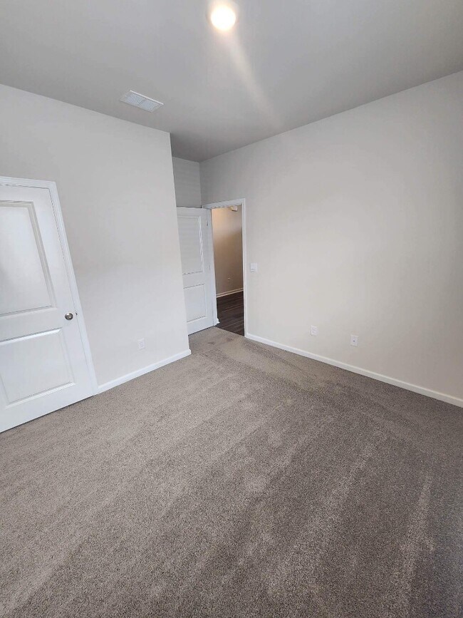 Building Photo - 323 Vaccaro Dr