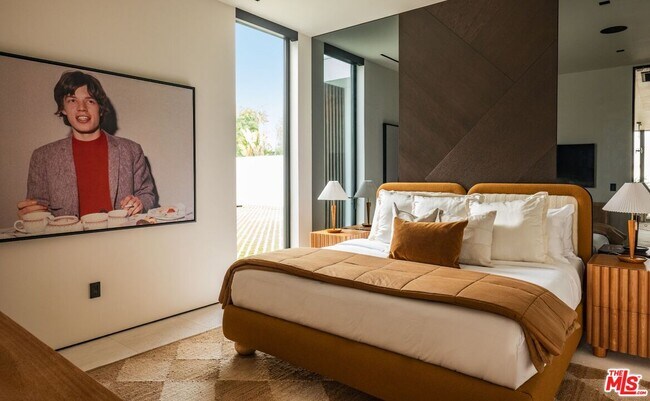 Building Photo - 6889 Dume Dr