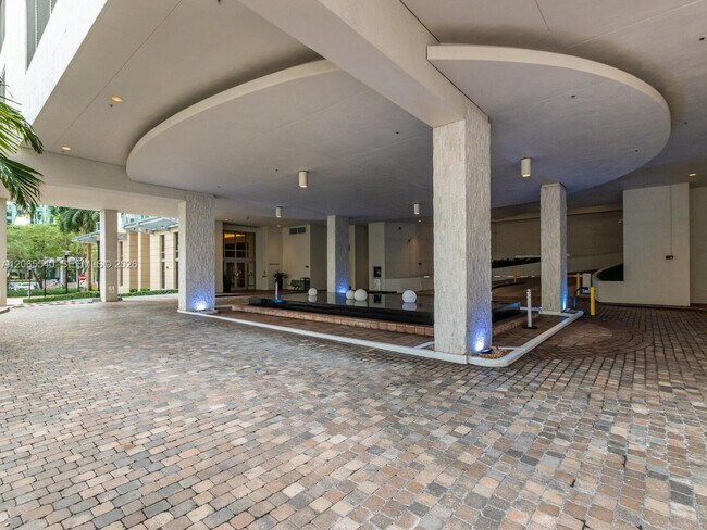 Building Photo - 1050 Brickell Ave