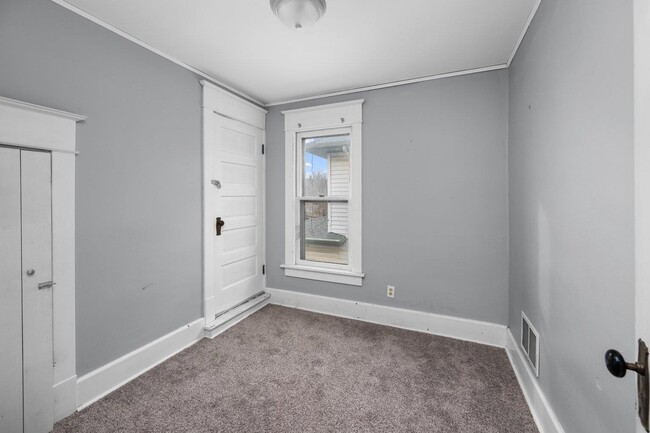 Building Photo - 1321 W 13th St