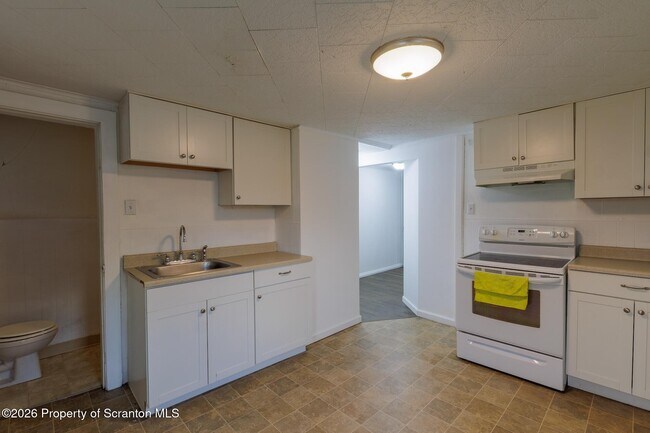 Building Photo - 623 E Elm St