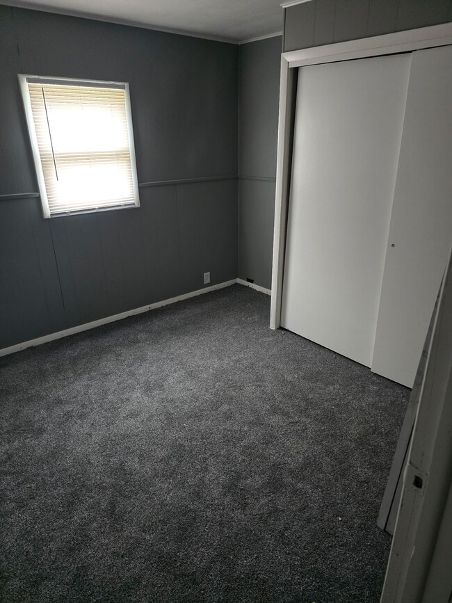 Building Photo - 1611 S Oakwood Ave