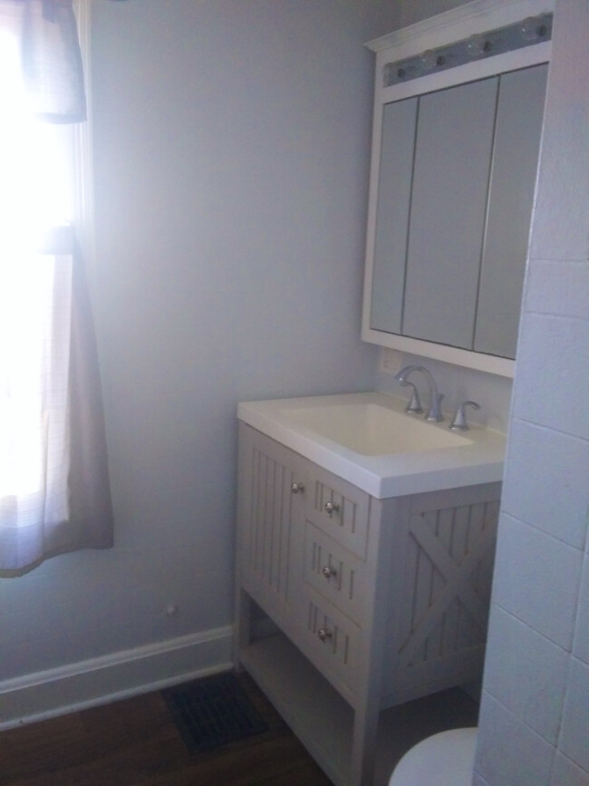 Upstairs Bath - 119 s high st