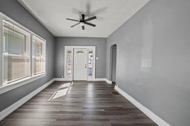 Building Photo - 409 N Temple Ave