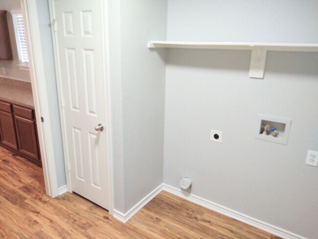 Building Photo - 4 Bed / 2 Bath House in secluded neighborhood with a park and walking trail