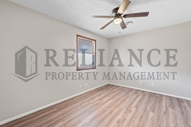 Building Photo - 4557 S Oak Ave