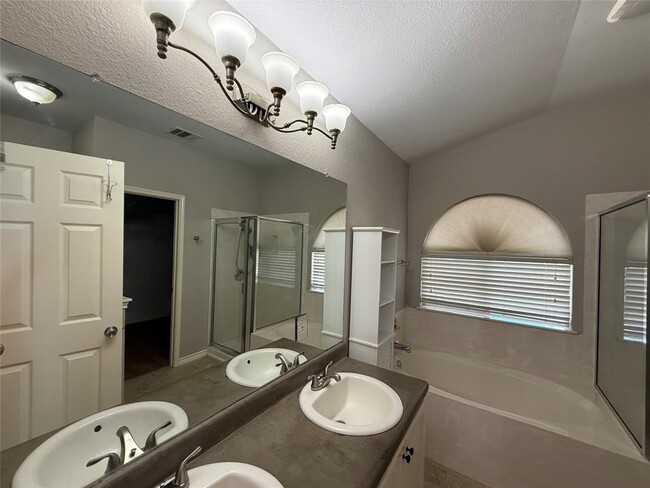 Building Photo - 905 Remington Dr