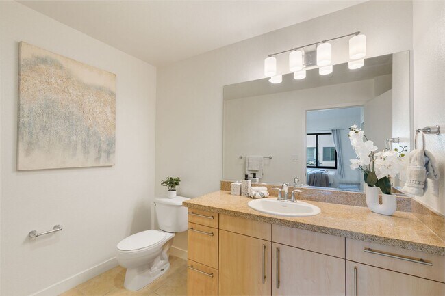 Building Photo - Spacious & Sunny Condo at Plant 51 in Down...