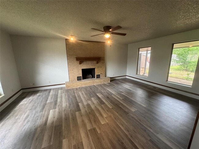 Building Photo - 325 E Parkland Dr