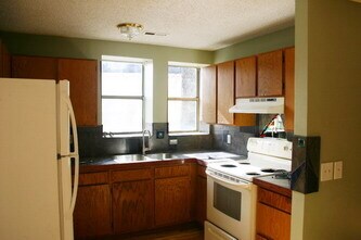 Primary Photo - 121 Lamar Ave