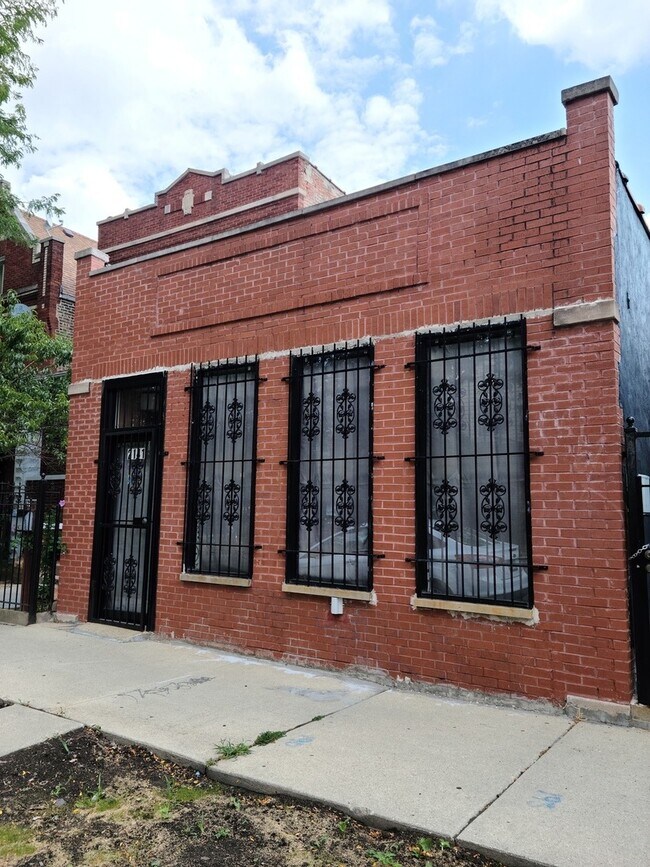 Building Photo - 2141 N Laramie Ave