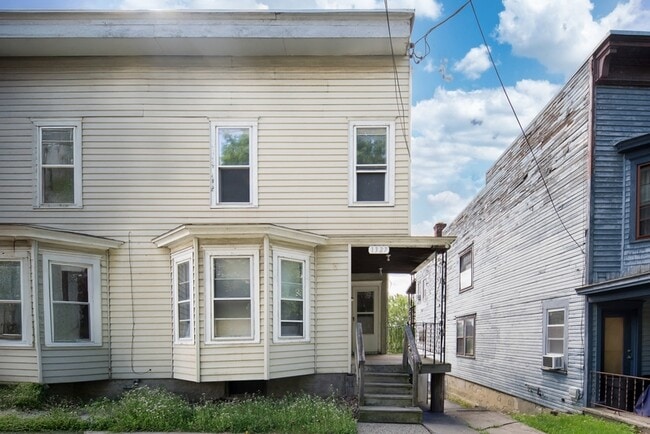 Building Photo - 1327 1st St