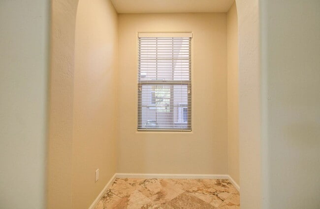 Building Photo - 9427 E Trailside View