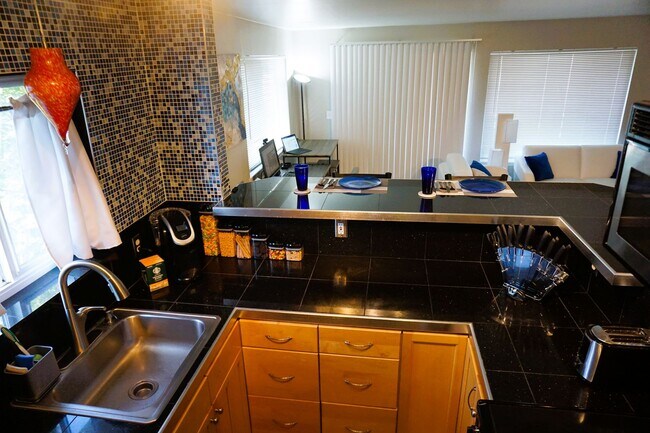 Building Photo - Furnished 2 bedroom Condo with view of Lake Union