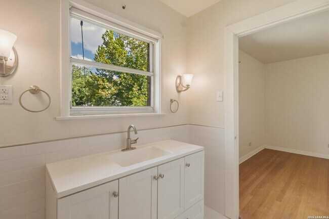 Building Photo - 207 Canyon Dr