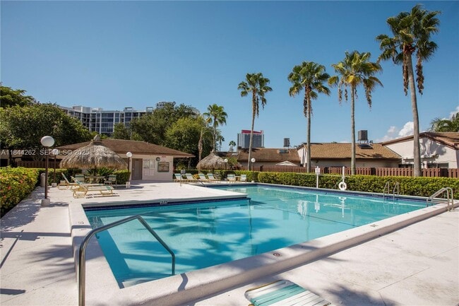 Building Photo - 2665 Parkview Dr S