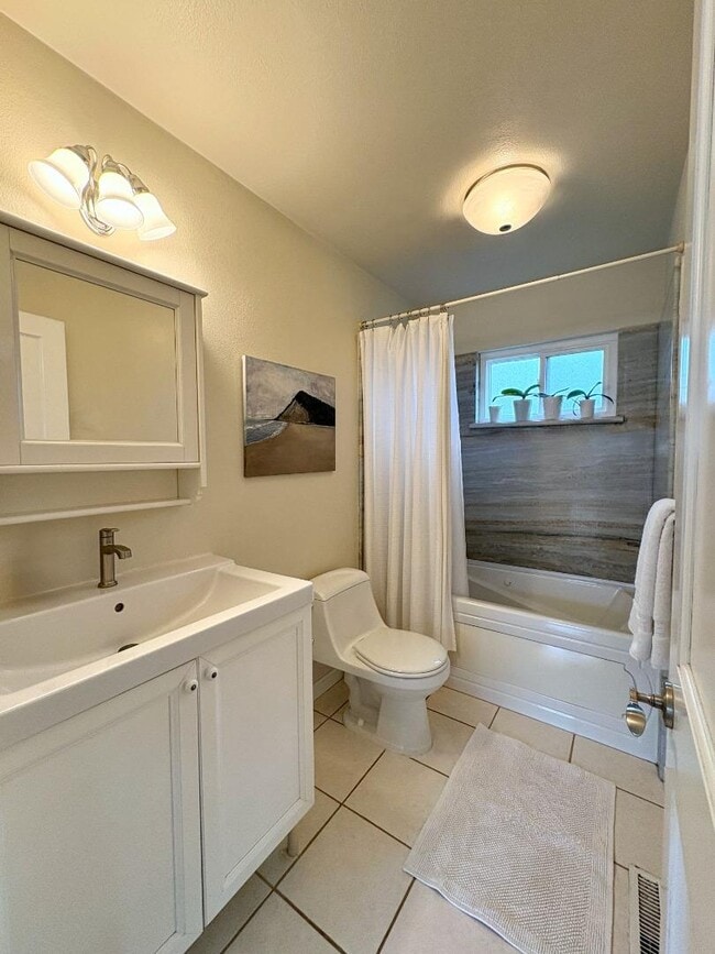 Building Photo - 5919 Royal Ann Dr