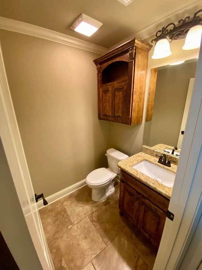 Building Photo - ** AVAILABLE JUNE 1ST ** STUNNING 4/3.5 IN...