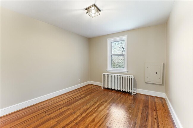 Building Photo - 825 Creek Rd