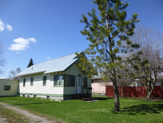 Building Photo - Cute Home in Whitefish with Yard & Storage
