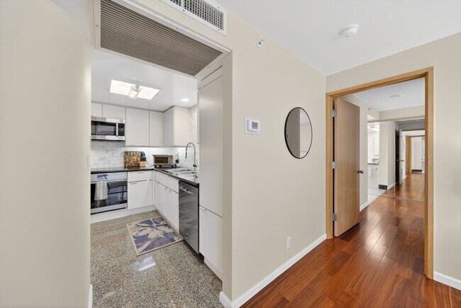 Building Photo - 1888 Kalakaua Avenue