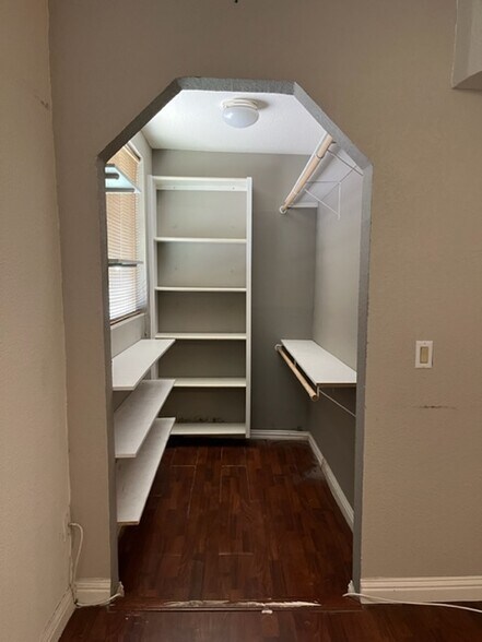 Building Photo - 6902 Colony Park Dr