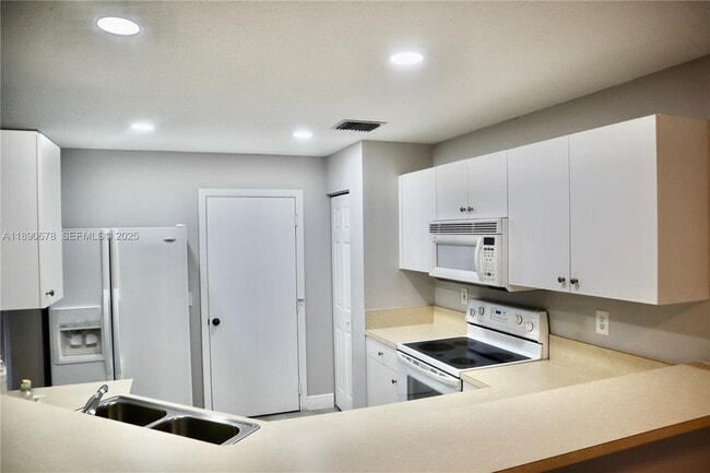 Building Photo - 8656 Southgate Shores Cir