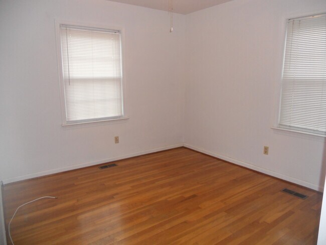 Building Photo - 868 Moyer Rd
