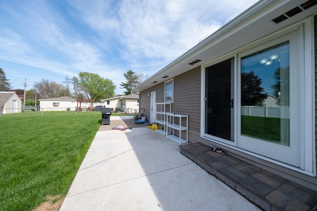 Building Photo - 257 Elm Dr