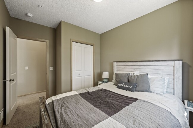 Building Photo - Spacious 3-Bedroom Townhome in Prime Savage/Prior Lake Location
