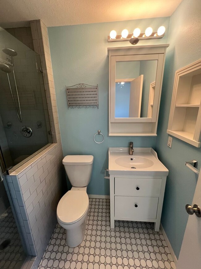Building Photo - 3 Bedroom Condo Available Now