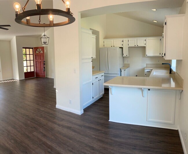 Building Photo - Charming Los Alamos Home