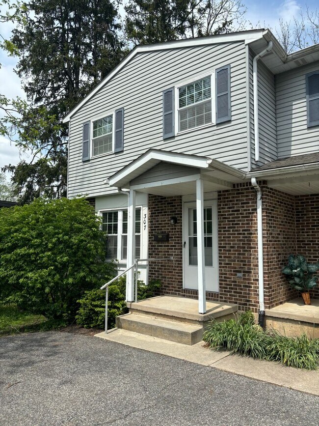 Building Photo - 3 Bedroom Townhome in Emmaus