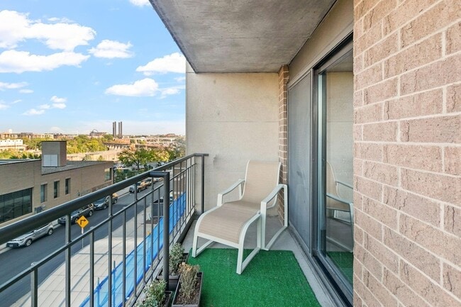 Building Photo - 401 S 1st St