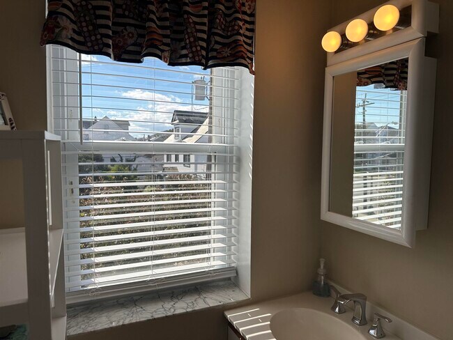 Building Photo - 25 S Surrey Ave