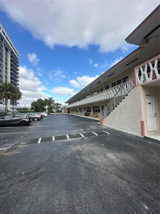 Building Photo - 2001 S Ocean Dr