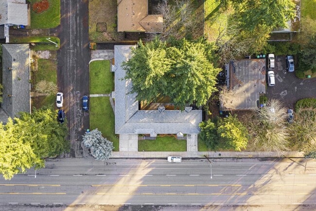 Building Photo - Spacious 2bedroom 1 bath in well maintained 4 Plex!