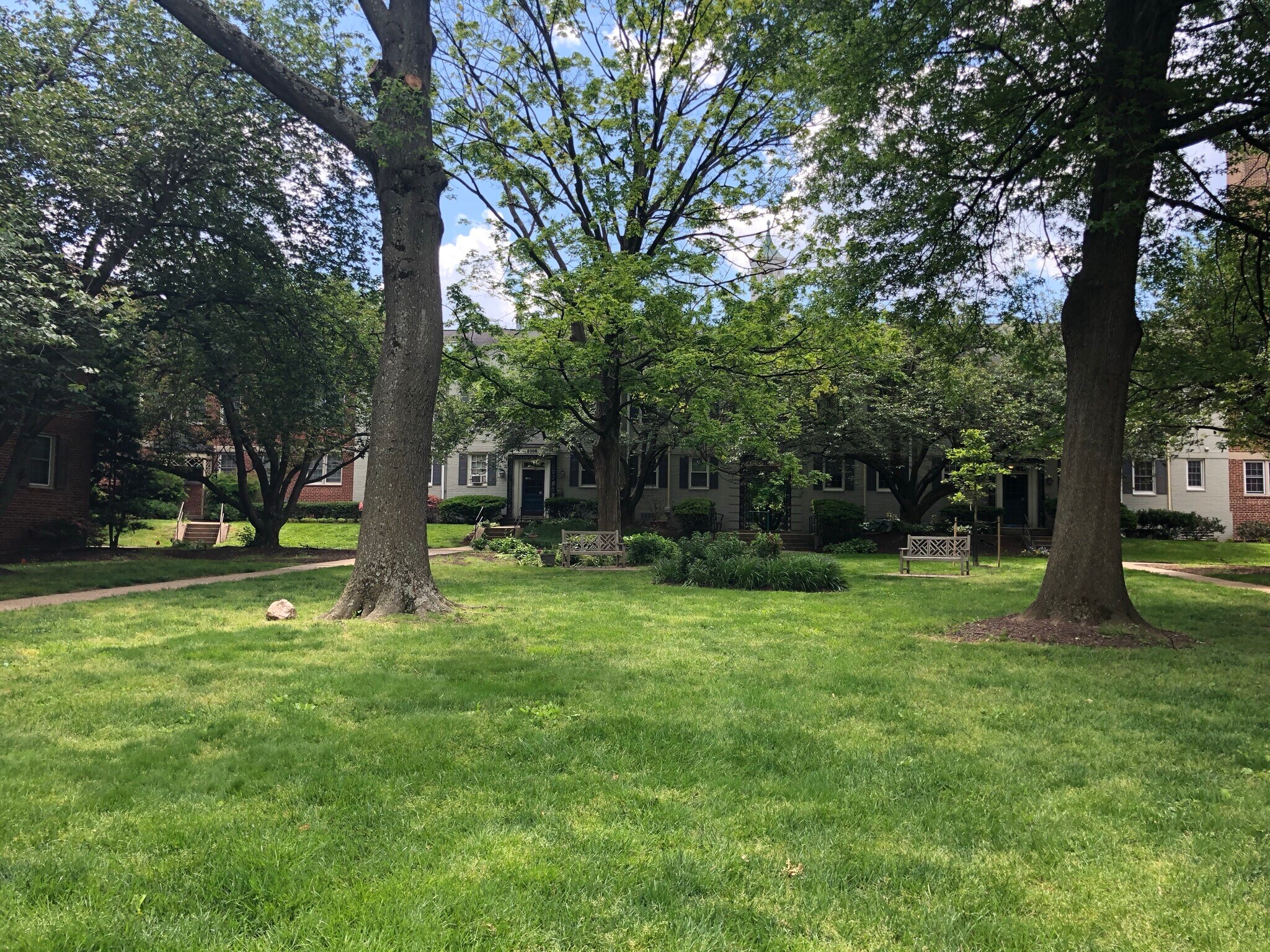 Grounds photo 1 - 2304 Colston Dr