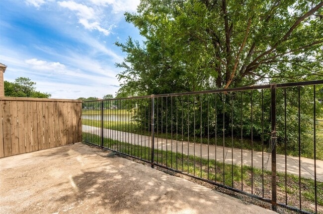 Building Photo - 572 Waterloo Dr