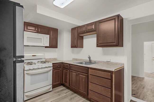 Building Photo - 2 Bedroom End Unit Accepting Voucher and Market Tenants