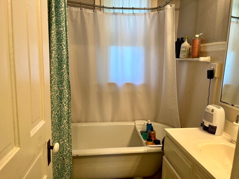 Bathroom (pre-remodel)—clawfoot tub stays! - 2732 N Fratney St