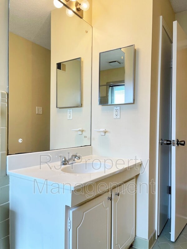 Building Photo - 3235 Foxgate Dr