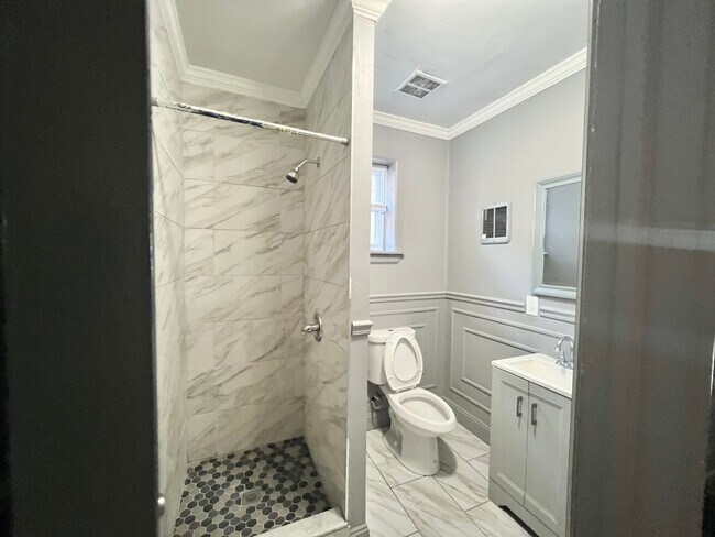 Building Photo - 7 Bedroom Home