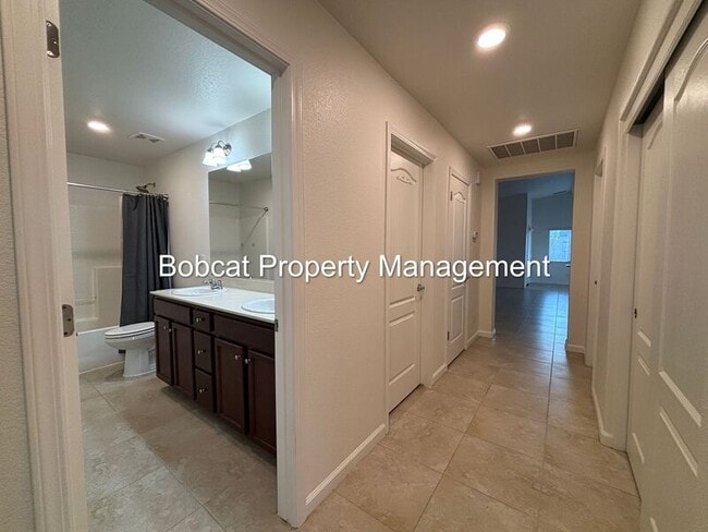 Building Photo - 100 Deschutes Dr